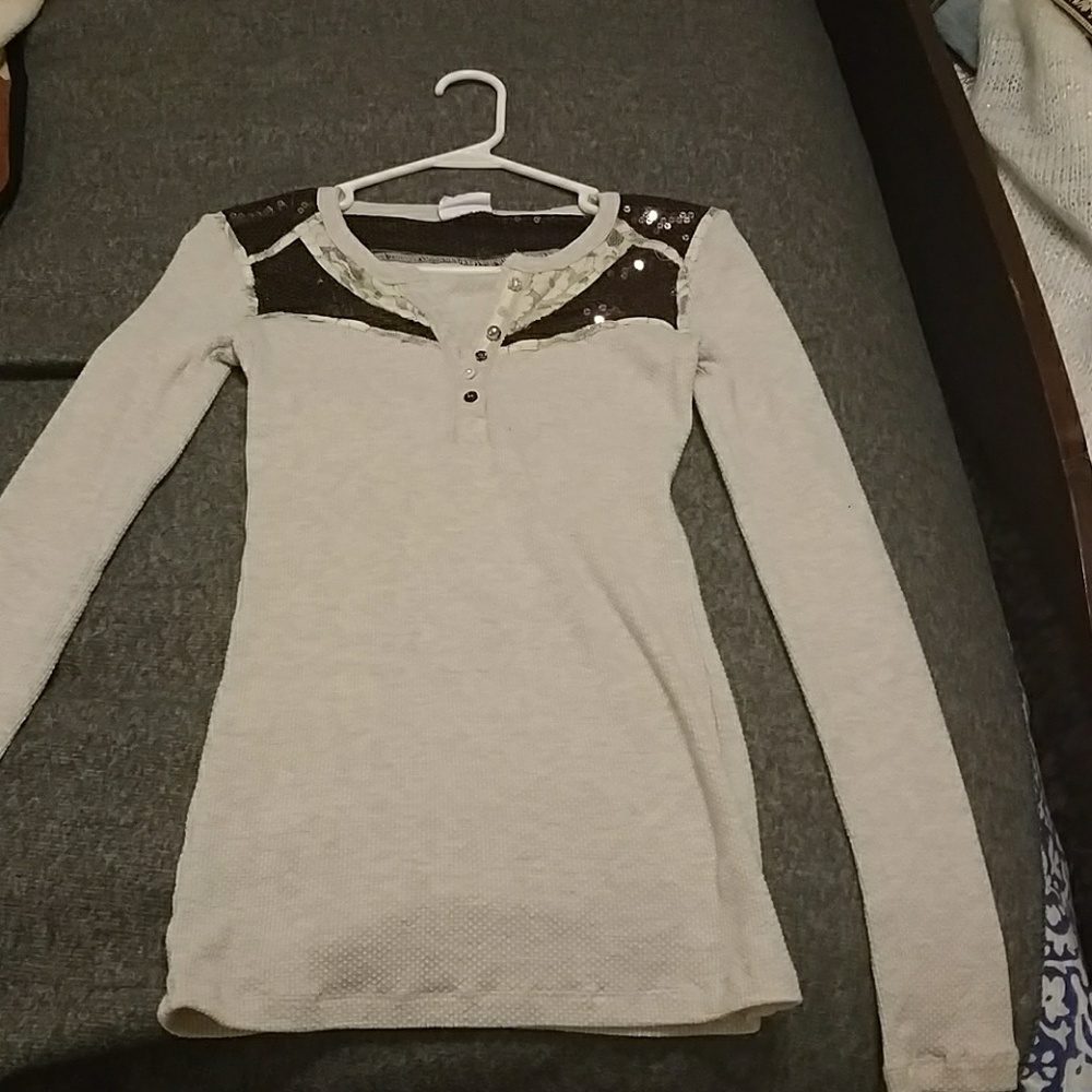 Long sleeve with brown sequence has little button'